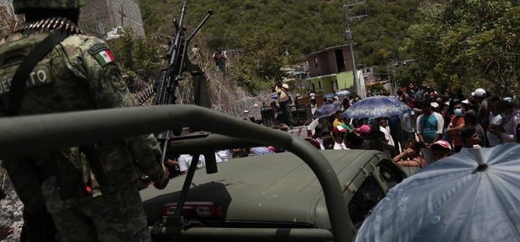 Grupo de autodefensa tiene retenidos a unos 20 militares en Chilpancingo