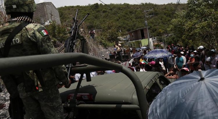 Grupo de autodefensa tiene retenidos a unos 20 militares en Chilpancingo
