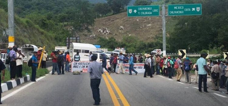 Bloquean campesinos la Autopista en Chilpancingo por fertilizante.