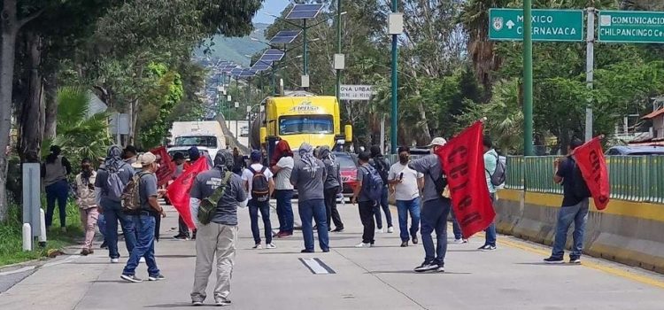 Marcha CETEG bloquea la Autopista en Chilpancingo.