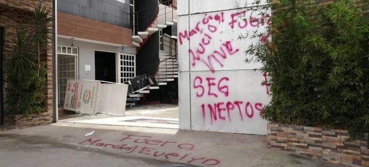 Miembros del CETEG vandalizan oficinas de la SEG.