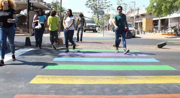 Pasos peatonales se pintan de colores.