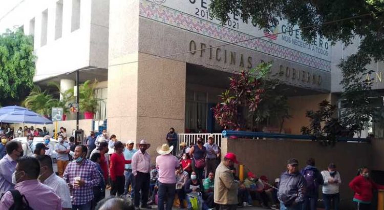 Toma CETEG el edificio Álvarez y bloquea calles en Chilpancingo.