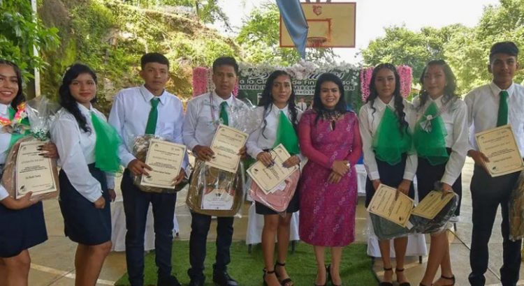 Ayuntamiento de Chilpancingo apoya a estudiantes de Tlahuizapa.