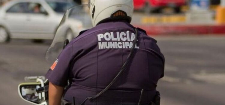 Policía pasado de peso es imagen de campaña de seguridad.
