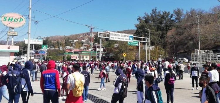 Normalistas del FUNPEG marchan en Chilpancingo