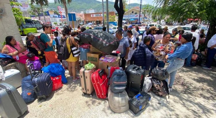 Turistas buscan salir de Acapulco