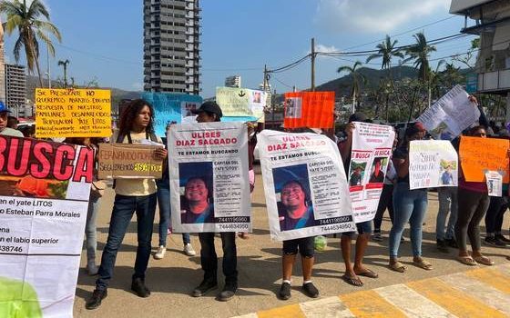 Familias bloquean la Costera y piden encontrar a los desaparecidos