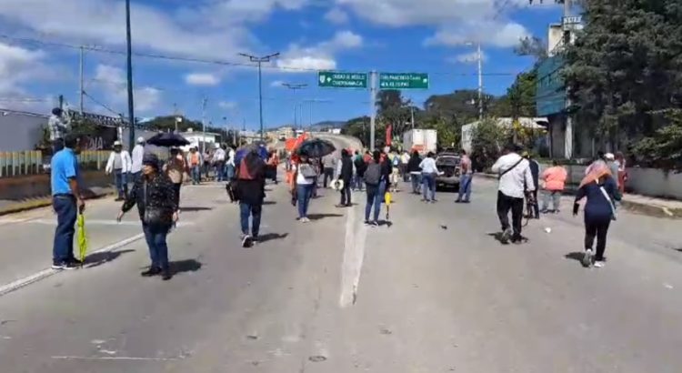 Bloqueo de maestros provoca caos vial en Chilpancingo