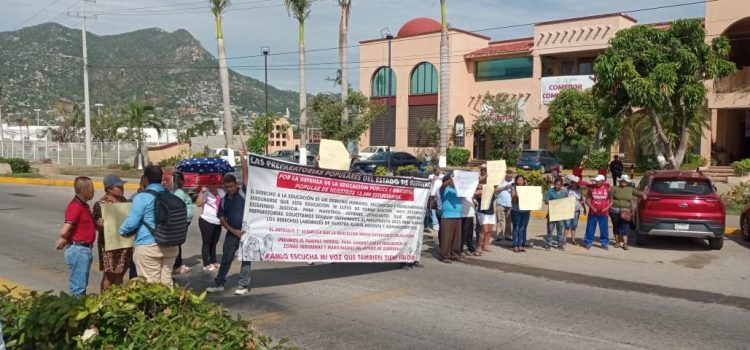 Profesores exigen el pago de aguinaldo y bloquean bulevar en la zona Diamante