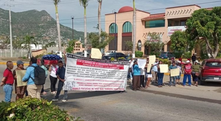 Profesores exigen el pago de aguinaldo y bloquean bulevar en la zona Diamante
