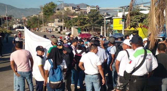 La UNIPEG bloquea la circulación en la entrada de Acapulco