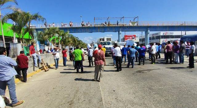Por inseguridad transportistas bloquean bulevar Vicente Guerrero