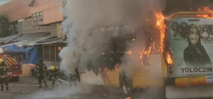Provoca caos incendio de autobús