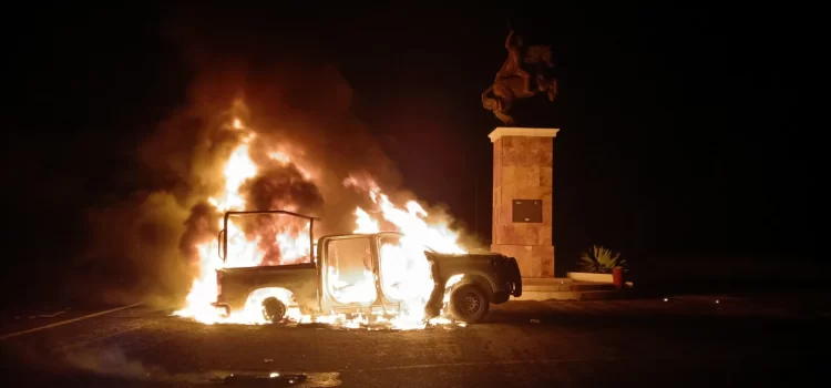 Normalistas retienen a elementos de la Guardia Nacional y queman patrulla