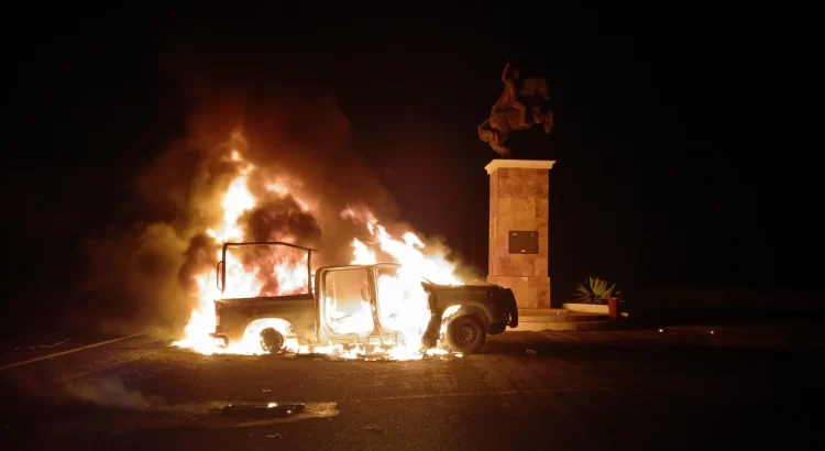 Normalistas retienen a elementos de la Guardia Nacional y queman patrulla