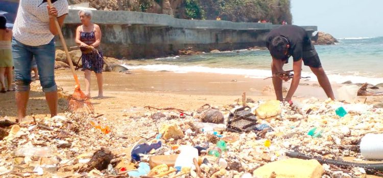 ¡Ponen el ejemplo!; turistas limpian la playa Langosta