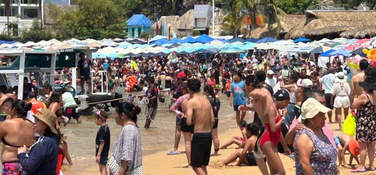 Llegan miles de turistas a las playas