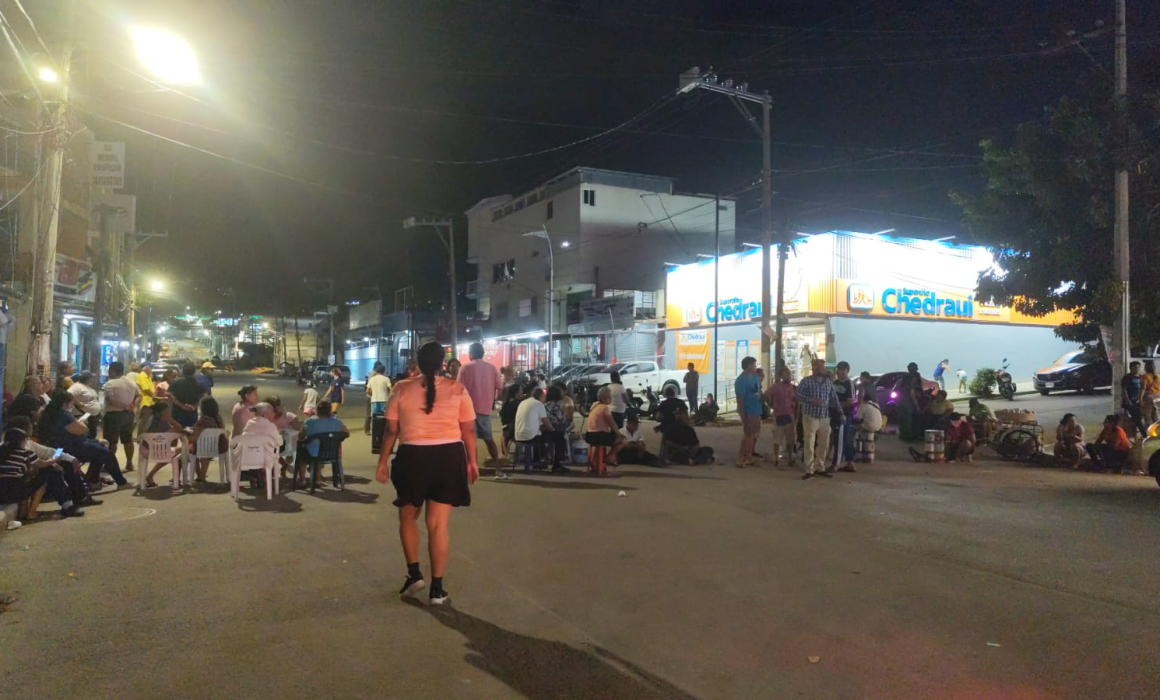 Más de 14 horas se ha mantenido el bloqueo en la avenida Ejido por falta de agua