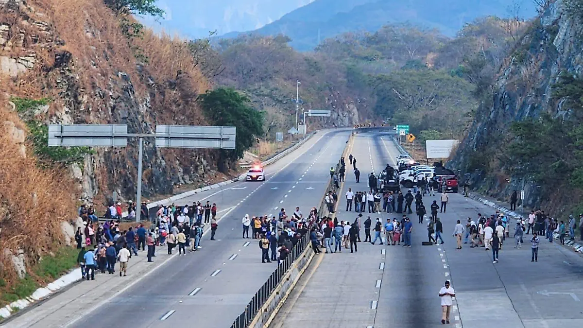 Pobladores de Juan R. Escudero bloquean la Autopista del Sol; exigen diálogo con Claudia Sheinbaum