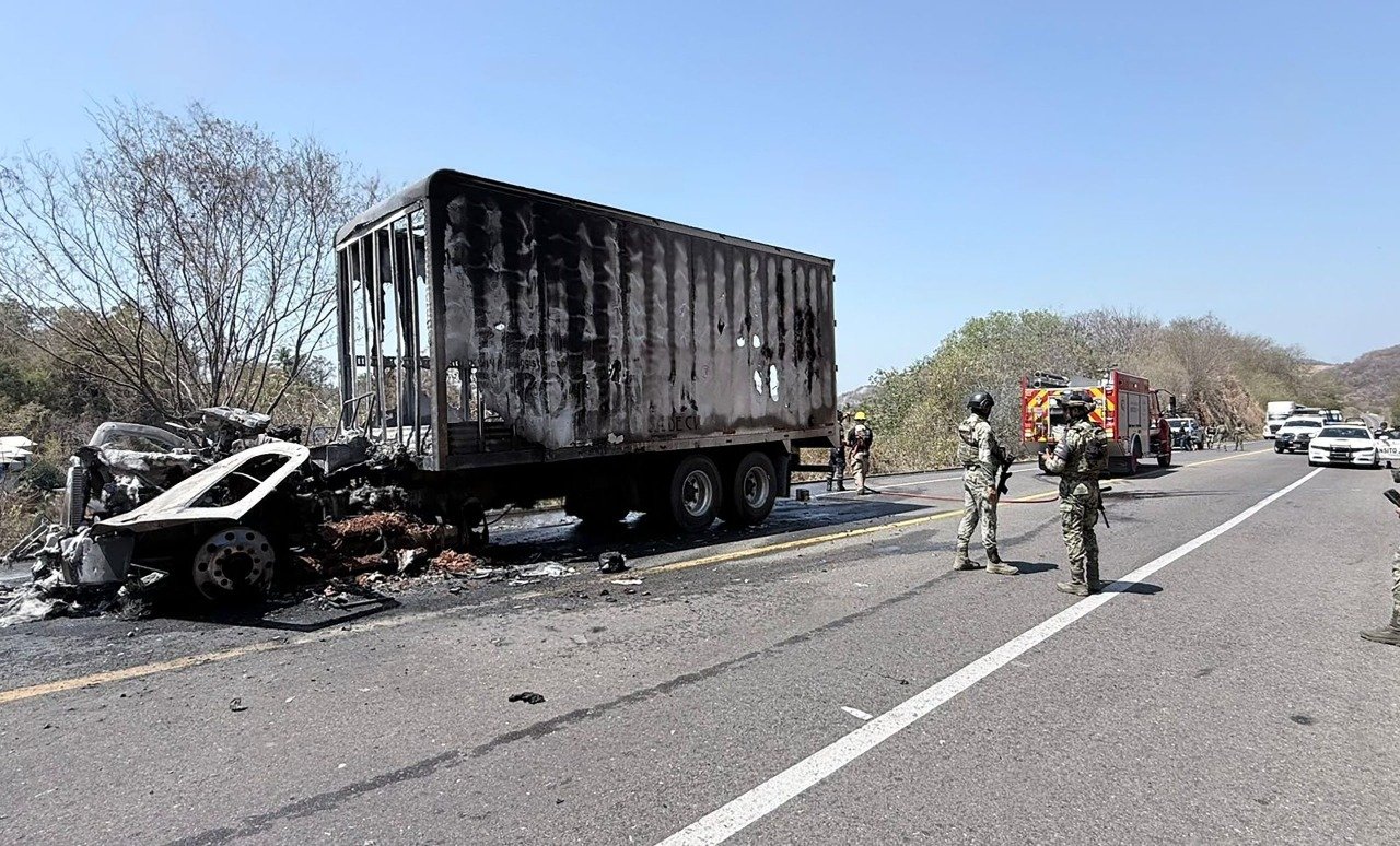 Registran ocho vehículos calcinados en Zihuatanejo y La Unión, tras jornada violenta